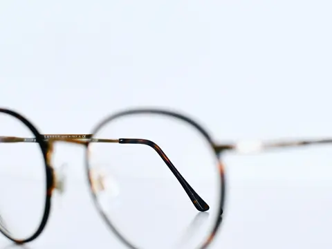 Oliver Peoples Marlowe round eyeglasses in Tortoise / Gold